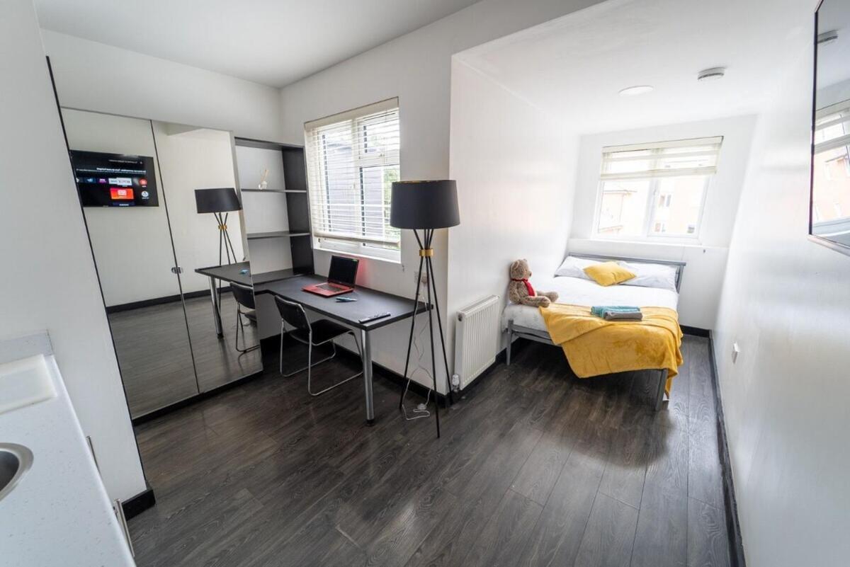 Stay Sa Cosy Equipped Studios Available 10 Mins From The City! Free Wifi &50" Smart Tv'S! Birmingham Room photo